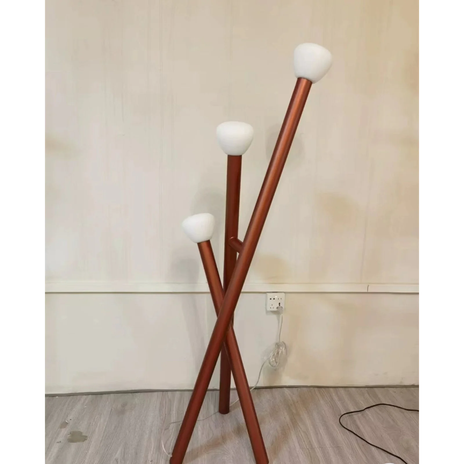 IDÉE　TRIPOD FLOOR LAMP　IDÉE Modern Tripod Floor Lamp with Leaning Pole Design